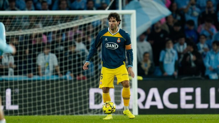 Leandro Cabrera controla un balón en el RC Celta de Vigo - Espanyol