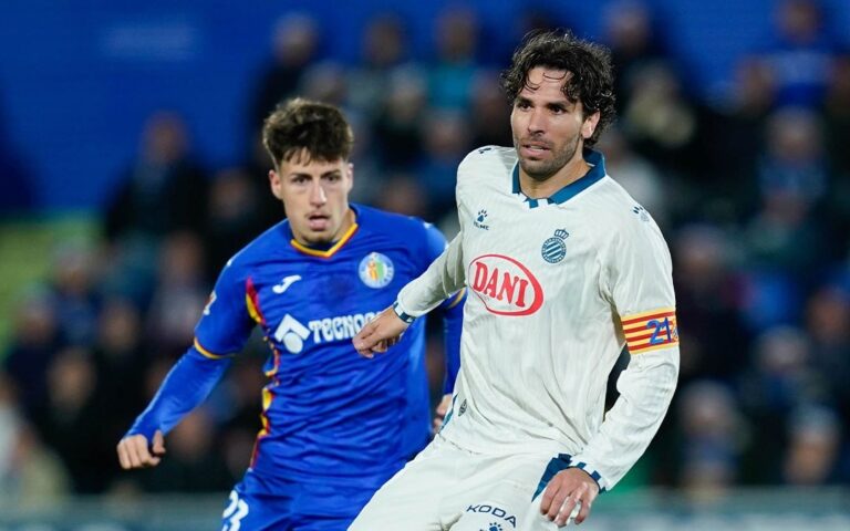 Leandro Cabrera se lleva un balón delante de Adrián Liso