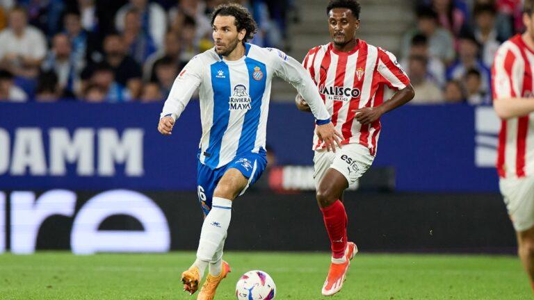 Leandro Cabrera sale con el balón jugado ante el Sporting de Gijón