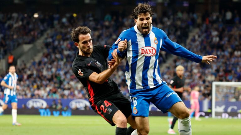 Leandro Cabrera pelea un balón con Eric García en el Espanyol - FC Barcelona