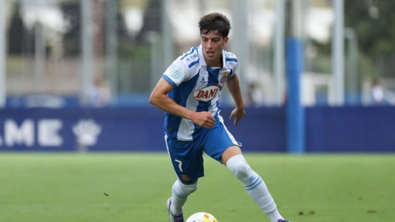 Leo Salazar gusta en el Ajax de Ámsterdam Leo Salazar es jugador del Espanyol B