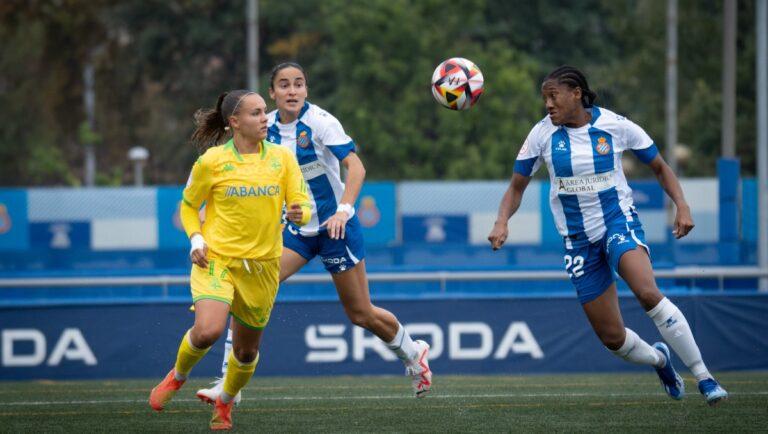 Lice Chamorro y Daniela Caracas pelean un balón ante un rival del Deportivo Abanca