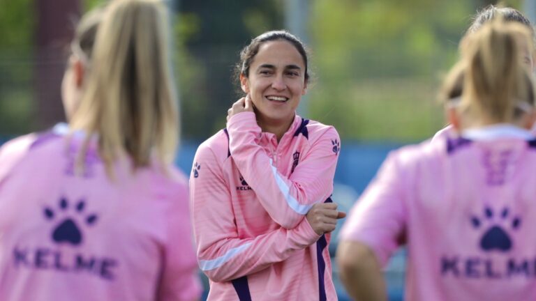 Lice Chamorro sonrie con sus compañeras antes de un entrenamiento