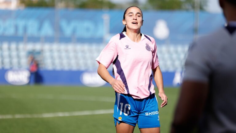 Lice Chamorro luce la camiseta de entrenar del Espanyol Femenino