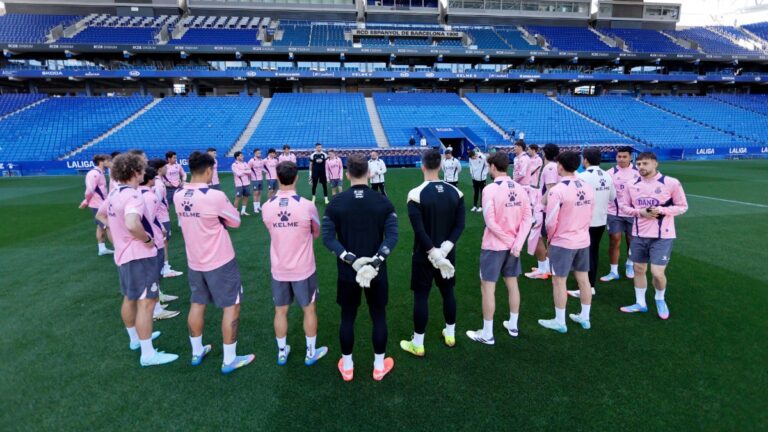 Manolo González realiza la racha técnica antes de un entrenamiento del Espanyol en el RCDE Stadium