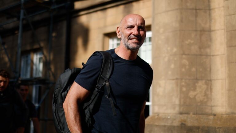 Monchi llega al hotel de concentración del Espanyol en Blackburn