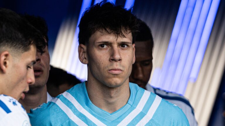 Llorenç Serred: «Si tiene que llegar algo que llegue» Llorenç Serred, en el Espanyol B - Reus FC Reddis
