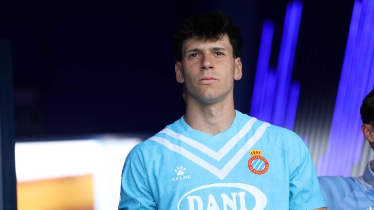 Llorenç Serred, en el túnel de vestuarios del Campo 1 de la CE Dani Jarque
