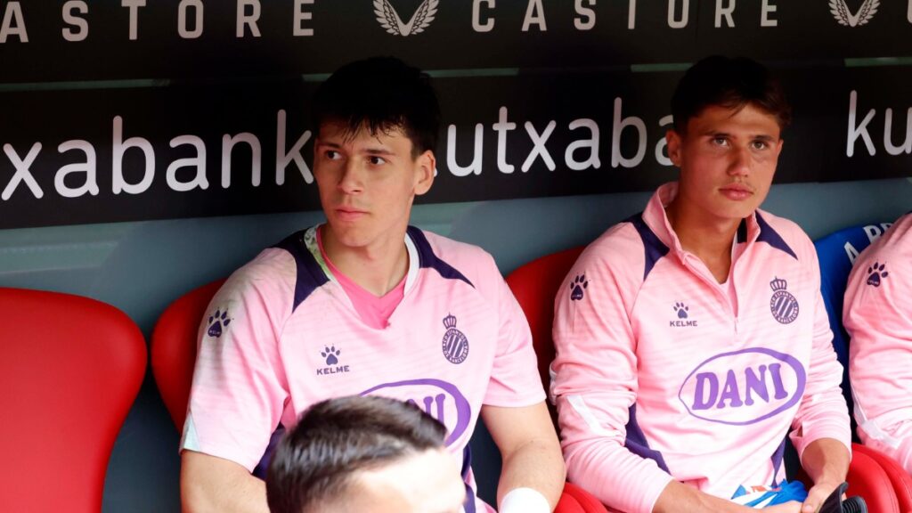 Llorenç Serred, en el banquillo del Estadio de San Mamés