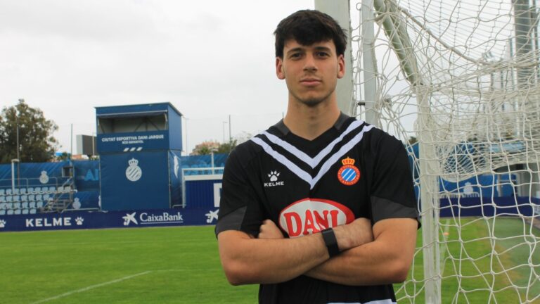 Llorenç Serred, en el Campo 1 de la CE Dani Jarque antes del derbi de filiales entre el Espanyol y el Barça