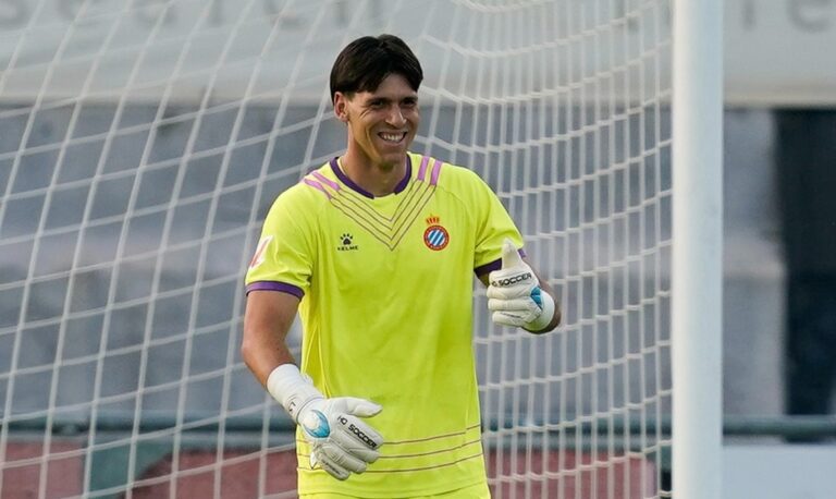 Llorenç Serred se acerca a la portería del primer equipo Llorenç Sererd, en el amistoso entre la UE Olot y el Espanyol