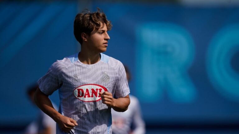 Lluc Castell entrena con el primer equipo después de la derrota en Vallecas