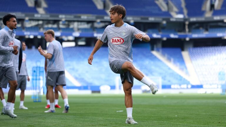 Lluc Castell entrena en el RCDE Stadium