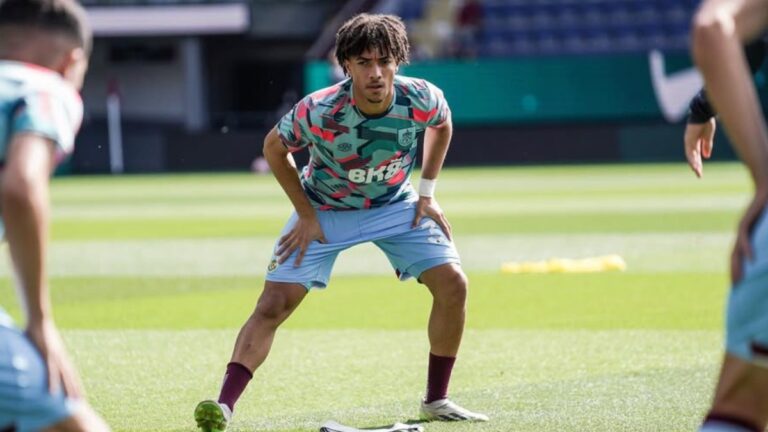 Luca Koleosho está concentrado antes de un partido con el Burnely FC