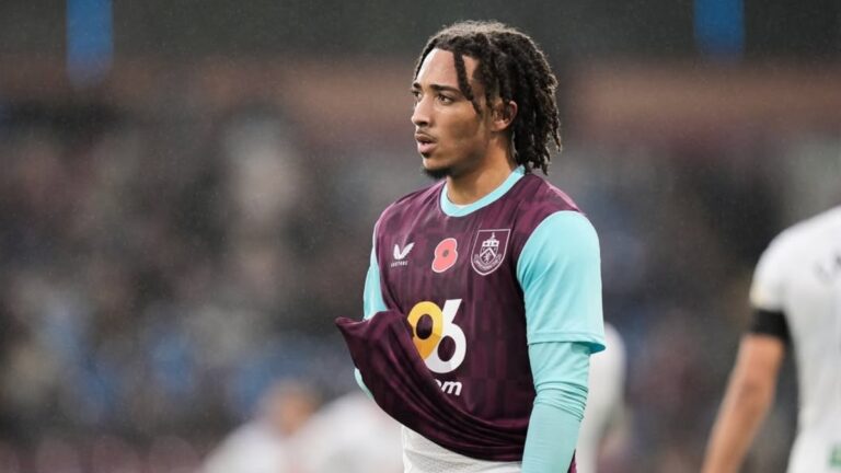 Luka Koleosho, en un partido de la Premier League con el Burnley