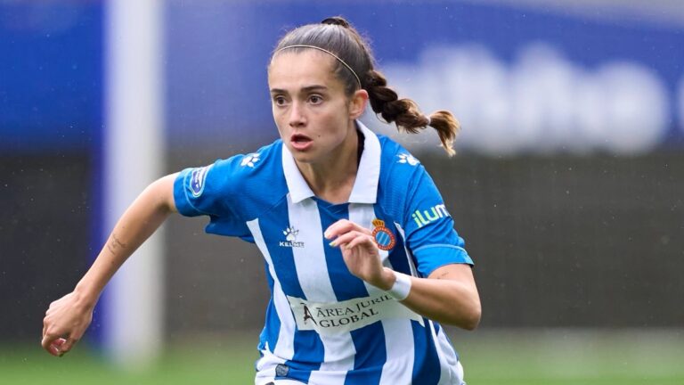 Lucía Vallejo inicia una jugada en el SD Eibar - Espanyol Femenino en Ipurúa