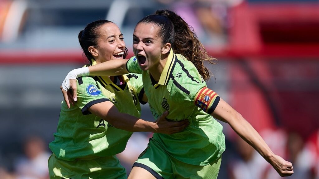 Lucía Vallejo celebra con Paula Gutiérrez el 0-2 en Lezama