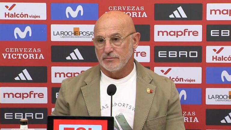 Luis de la Fuente aprovecha el buen momento de Roberto Fernández Luis De la Fuente, en la sala de prensa de la Ciudad del Fútbol de Las Rozas