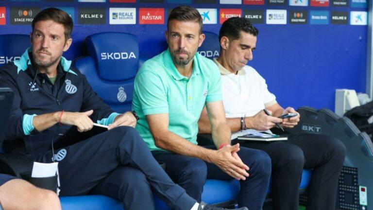 Luis García, en el banquillo antes de comenzar el duelo ante la SD Amorebieta