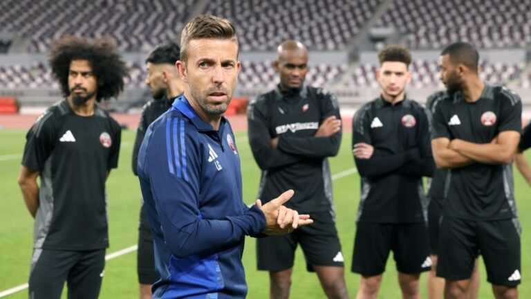 Luis García, en una charla técnica con Qatar