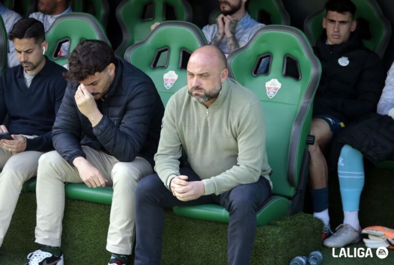 Manolo González en el banquillo del Martínez Valero. Foto: LaLiga