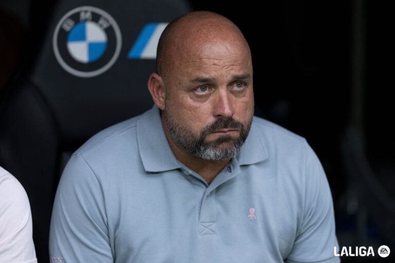 Manolo González visualiza el Santiago Bernabéu dede el banquillo