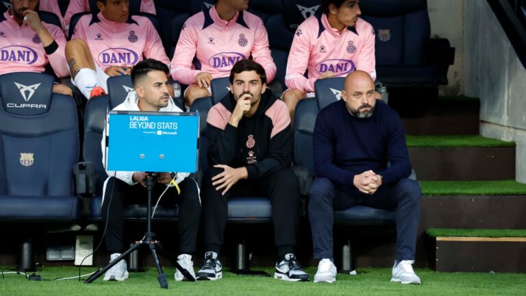 Manolo González, en el banquillo de Montjuïc junto a su segundo, Gerard Gil, y el analista del primer equipo, David Llobet