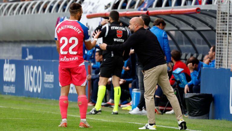 Manolo González da instrucciones a Martin Braithwaite durante el duelo ante la SD Amorebieta