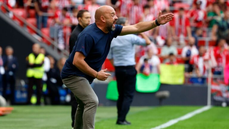 Manolo González da instrucciones a sus jugadores en el duelo ante el Athletic Club