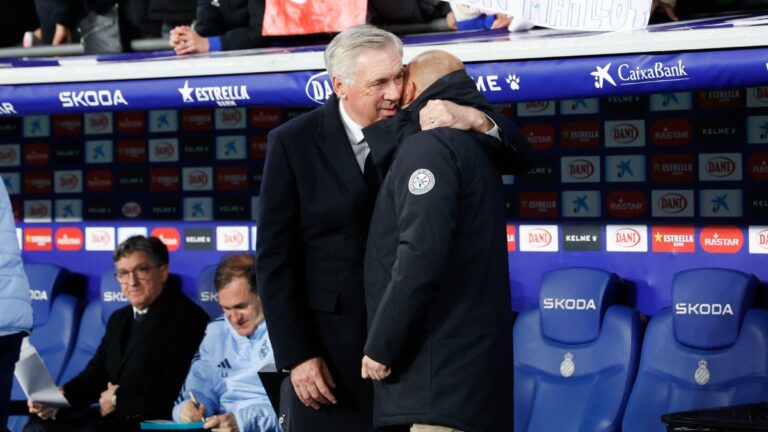 Carlo Ancelotti felicita a Manolo González por el triunfo del Espanyol ante el Real Madrid
