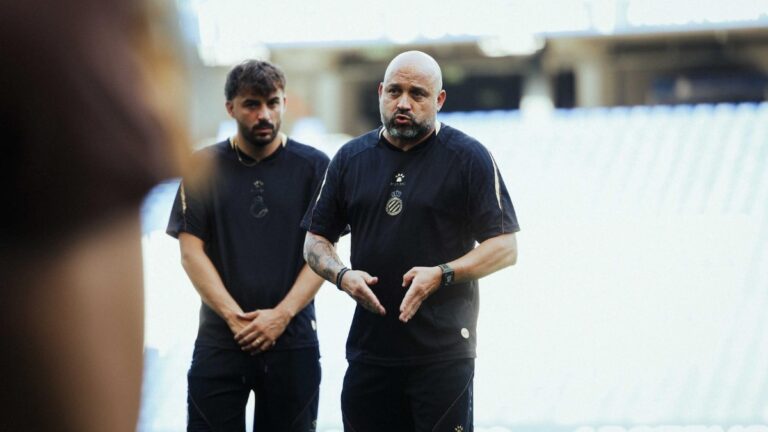 Manolo González, antes de empezar un entrenamiento en el RCDE Stadium
