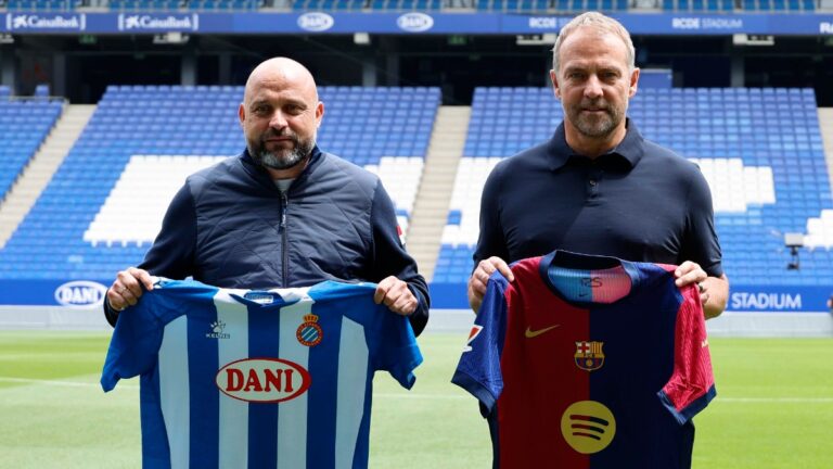 Manolo González y Hansi Flick con la camiseta de su club, Espanyol y FC Barcelona
