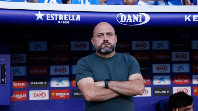 Manolo González en el banquillo del RCDE Stadium
