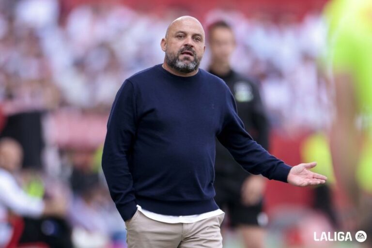 Manolo González: «El año no es para merecernos esto» Manolo González, en el área técnica del Ramón Sánchez - Pizjuán
