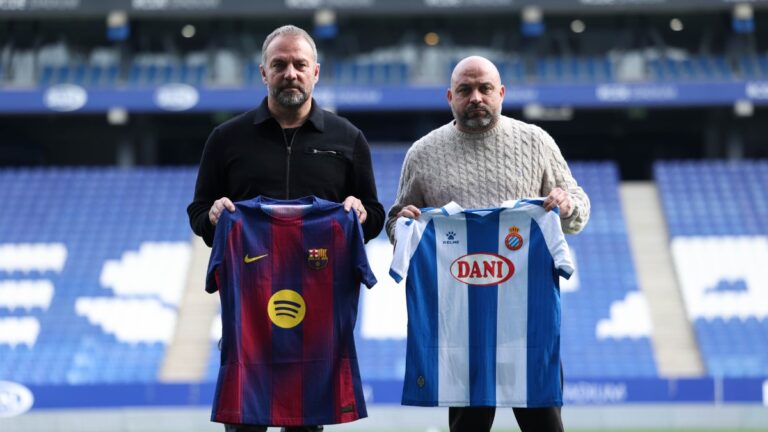Hansi Flick y Manolo González, en el RCDE Stadium antes del derbi