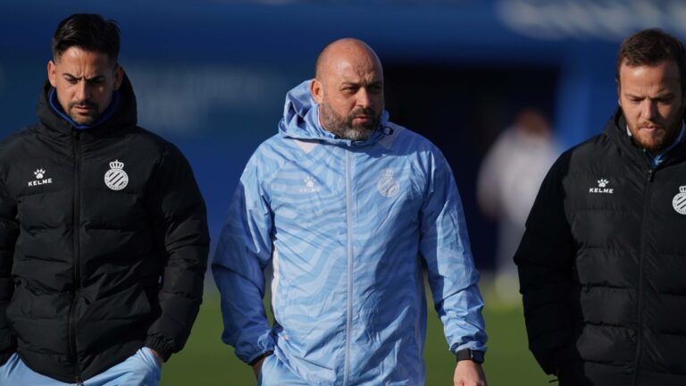 Manolo González, junto a parte de su staff antes de un entrenamiento