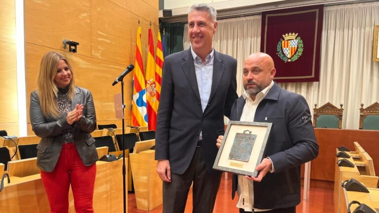 Manolo González, junto al alcalde de Badalona, Xavier García Albiol