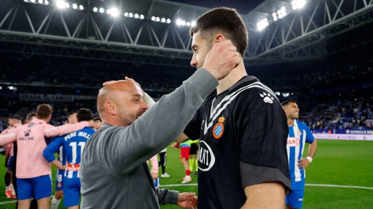 Manolo González abraza a Joan Garcia después del Espanyol - Getafe CF