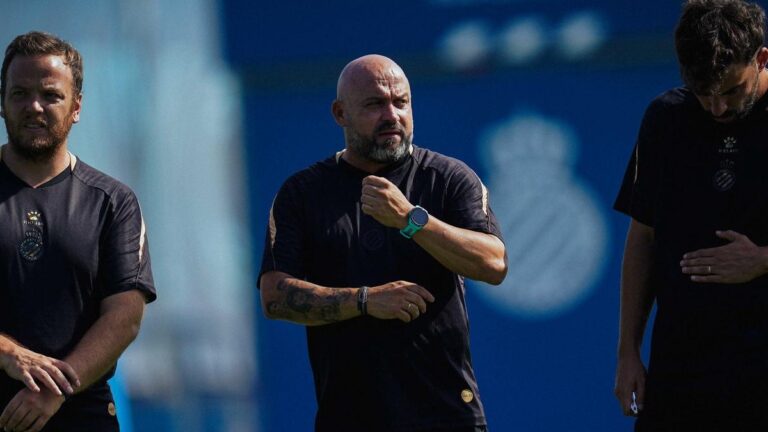 Manolo González, junto a parte de su staff en un entrenamiento en la CE Dani Jarque