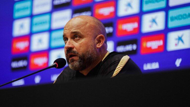 Manolo González: «Hay que tener un poco de calma y no pegarle fuego a todo en dos días» Manolo González explica los cambios antes del Málaga CF - Espanyol