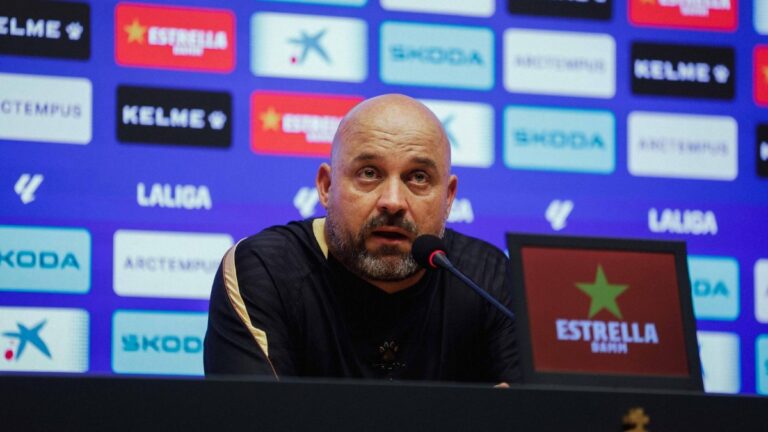 Manolo González, en la sala de prensa del RCDE Stadium antes del Rayo Vallecano - Espanyol