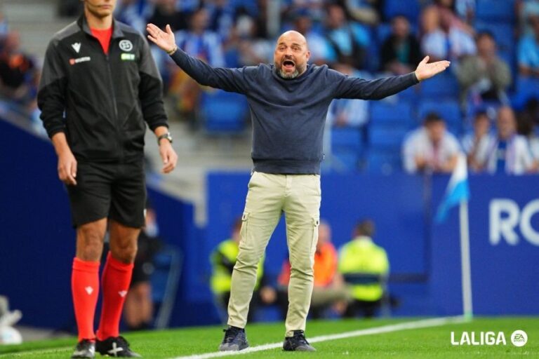 Manolo González gesticula en el área técnica del RCDE Stadium