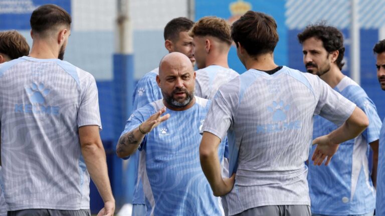 Manolo González se rodea de sus jugadores en la CE Dani Jarque