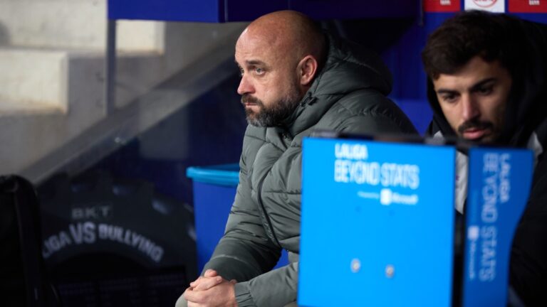 Manolo González en el banquillo del RCDE Stadium