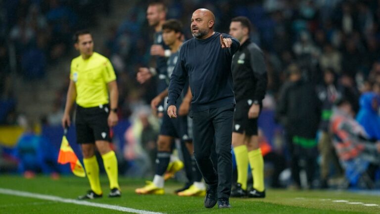 ¿Se ve con fuerzas Manolo González para conseguir la permanencia? Manolo González, durante el Espanyol - Real Madrid
