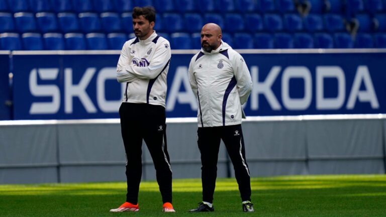 Manolo González, atento al entrenamiento junto a su segundo, Gerard Garrido