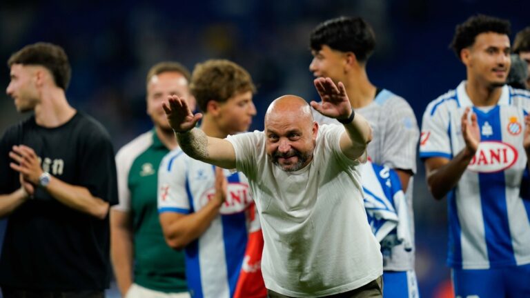 Manolo González, antes de subir a la grada del RCDE Stadium