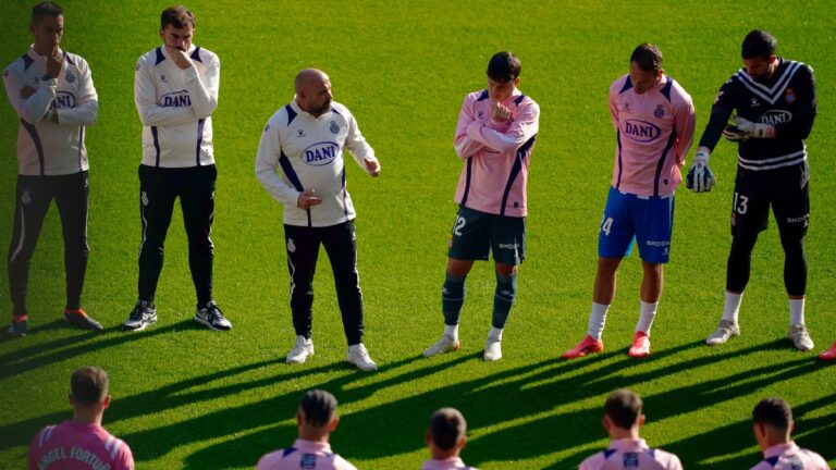 Manolo González le da algunas indicaciones a sus jugadores en el RCDE Stadium