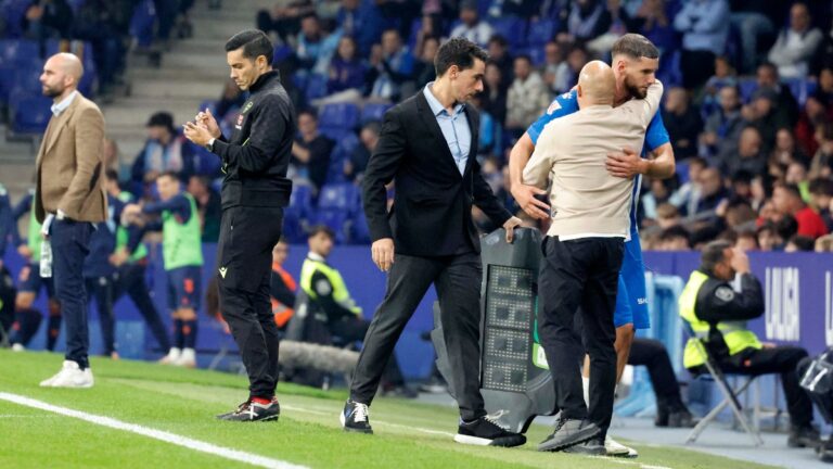 Manolo González abraza a Justin Smith tras sustituirlo ante el RC Celta de Vigo