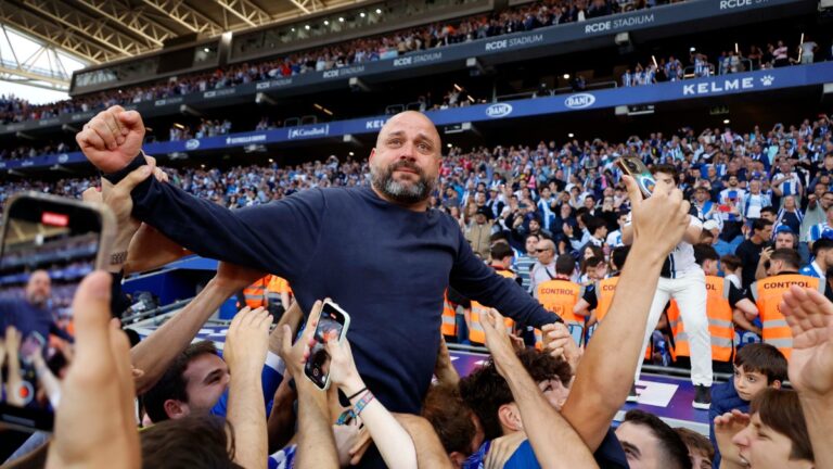 Manolo González, entre lagrimas, es querido por la afición del Espanyol